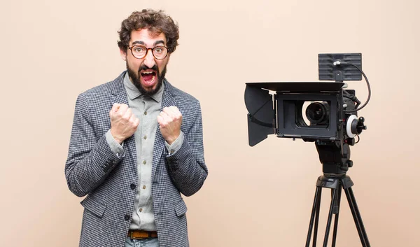 Presentatör Skriker Aggressivt Med Irriterad Frustrerad Arg Blick Och Snäva — Stockfoto