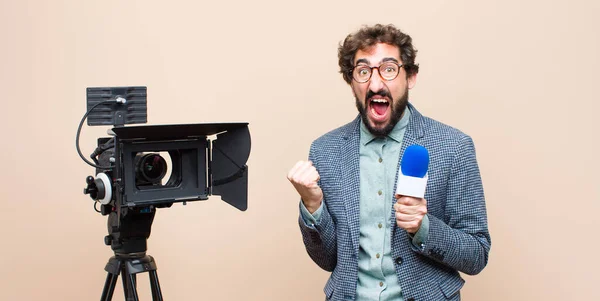 Presentatör Skriker Aggressivt Med Irriterad Frustrerad Arg Blick Och Snäva — Stockfoto