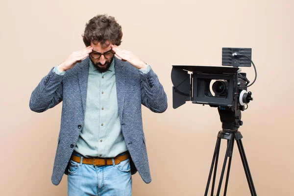 Television Presenter Looking Concentrated Thoughtful Inspired Brainstorming Imagining Hands Forehead — Stock Photo, Image