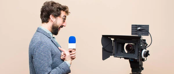 Apresentador Televisão Sentindo Feliz Surpreso Orgulhoso Apontando Para Mesmo Com — Fotografia de Stock