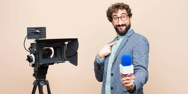 Presentatore Televisivo Sentirsi Felici Sorpresi Orgogliosi Indicando Con Uno Sguardo — Foto Stock
