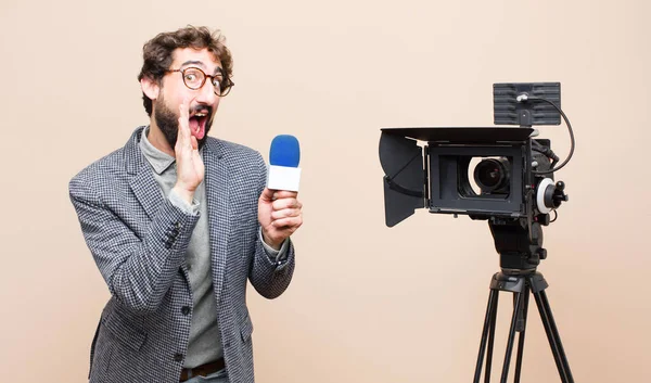 Fernsehmoderator Der Sich Glücklich Aufgeregt Und Positiv Fühlt Schreit Laut — Stockfoto