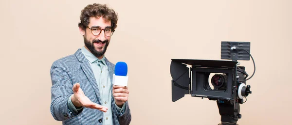Televisie Presentator Glimlachen Groeten Het Aanbieden Van Een Hand Schudden — Stockfoto