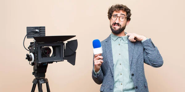 Presentador Televisión Siente Estresado Ansioso Cansado Frustrado Tirando Del Cuello —  Fotos de Stock