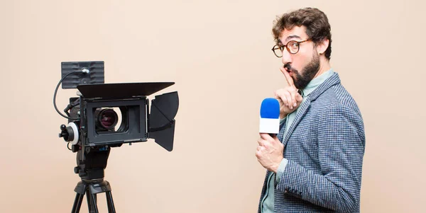 Prezenter Telewizyjny Wygląda Poważnie Krzyżuje Się Palcem Przyciśniętym Ust Domagając — Zdjęcie stockowe