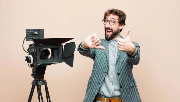 Presentatör Känner Sig Förvirrad Aningslös Och Osäker Väger Det Goda — Stockfoto