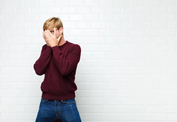 Giovane Uomo Biondo Sensazione Paura Imbarazzo Sbirciare Spiare Con Gli — Foto Stock