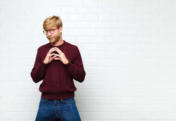 Ung Blond Man Intrigerar Och Konspirerar Tänker Försåtliga Trick Och — Stockfoto