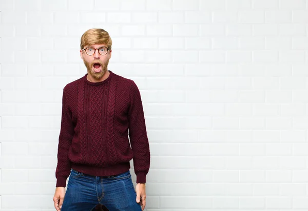 Ung Blond Man Känner Sig Skräckslagen Och Chockad Med Munnen — Stockfoto