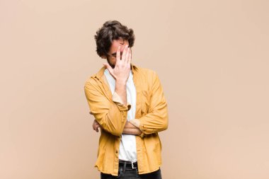 Genç, çılgın, havalı adam stresli, utanmış ya da üzgün görünüyordu. Başı ağrıyordu. Yüzü düz duvara dönmüştü.