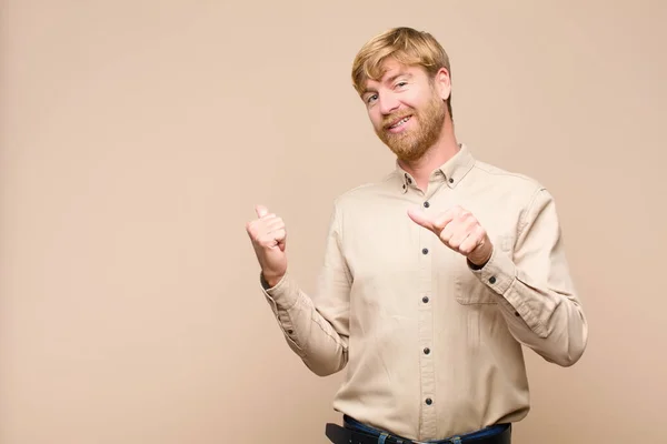 Joven Hombre Rubio Sonriendo Alegre Casualmente Apuntando Copiar Espacio Lado — Foto de Stock