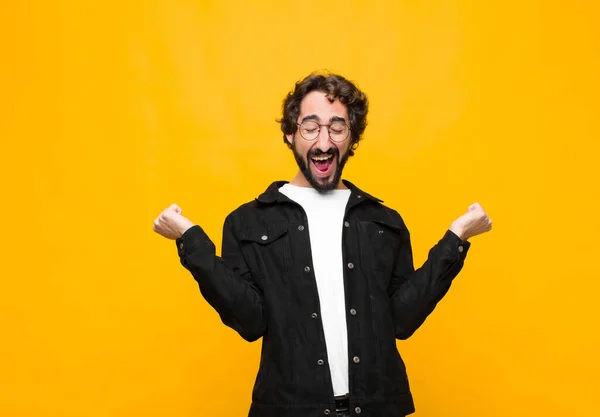 Joven Loco Guapo Buscando Extremadamente Feliz Sorprendido Celebrando Éxito Gritando — Foto de Stock