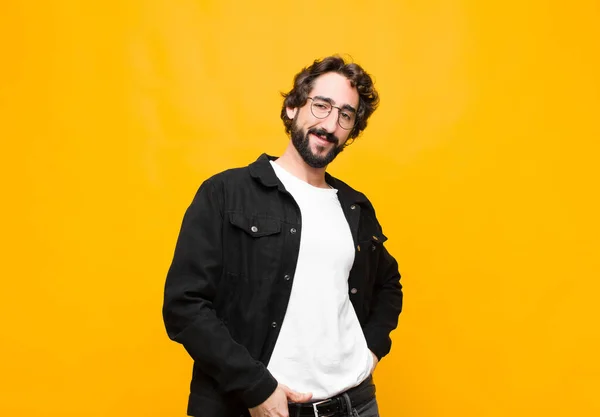 Joven Hombre Guapo Loco Sonriendo Alegre Casualmente Con Una Expresión —  Fotos de Stock