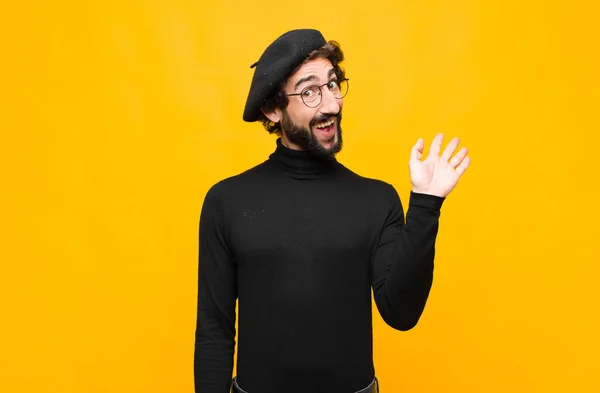 Jovem Artista Francês Homem Sorrindo Feliz Alegremente Acenando Mão Acolhendo — Fotografia de Stock