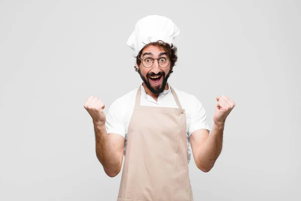 Jonge Gekke Chef Kok Voelt Zich Geschokt Opgewonden Gelukkig Lachen — Stockfoto