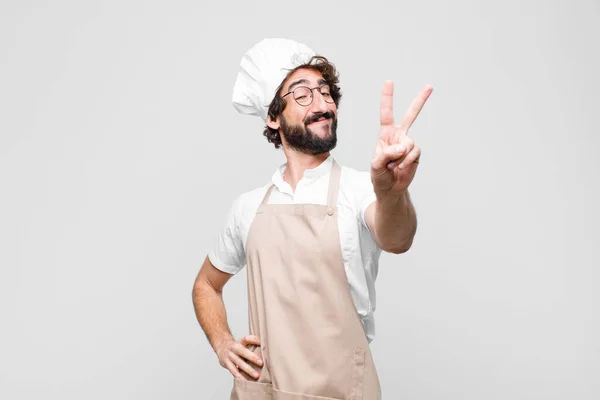 Joven Chef Loco Sonriendo Luciendo Feliz Despreocupado Positivo Haciendo Gesto — Foto de Stock