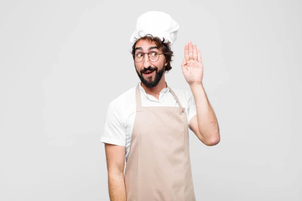 Joven Chef Loco Sonriendo Mirando Curiosamente Lado Tratando Escuchar Chismes — Foto de Stock