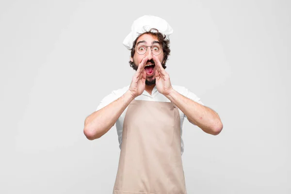 Joven Cocinero Loco Sintiéndose Feliz Emocionado Positivo Dando Gran Grito — Foto de Stock