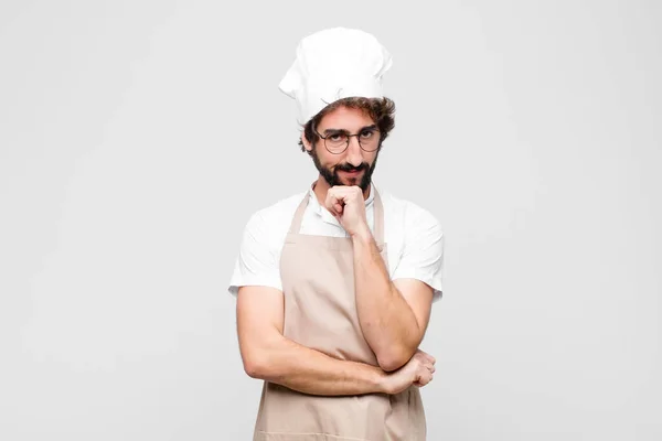 Joven Chef Loco Buscando Serio Confundido Incierto Reflexivo Dudando Entre — Foto de Stock