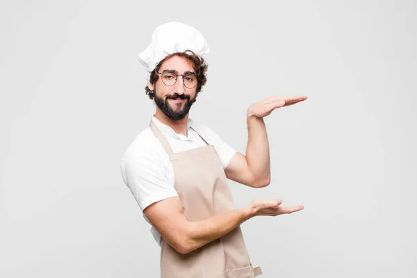 Jovem Chef Louco Segurando Objeto Com Ambas Mãos Espaço Cópia — Fotografia de Stock