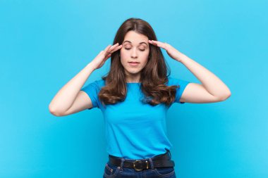 Genç ve güzel bir kadın konsantre, düşünceli ve ilham verici görünüyor, beyin fırtınası yapıyor ve hayal ediyor.