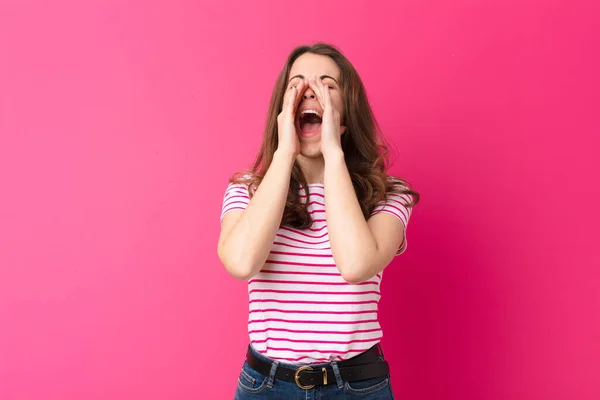 Giovane Bella Donna Sentirsi Felice Eccitato Positivo Dando Grande Grido — Foto Stock