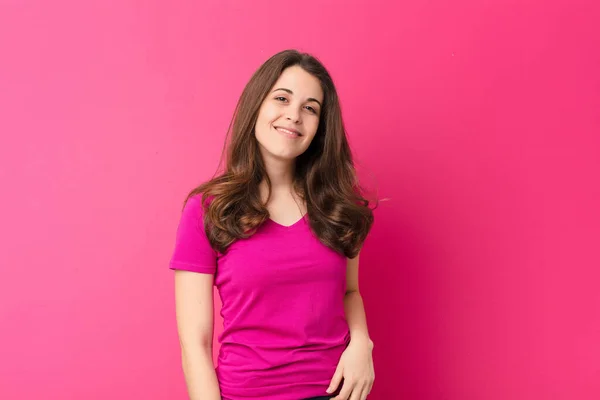 Jovem Mulher Bonita Sorrindo Alegre Casualmente Com Uma Expressão Positiva — Fotografia de Stock