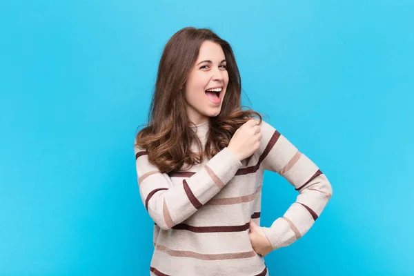 Jovem Mulher Bonita Sentindo Feliz Positiva Bem Sucedida Motivada Enfrentar — Fotografia de Stock