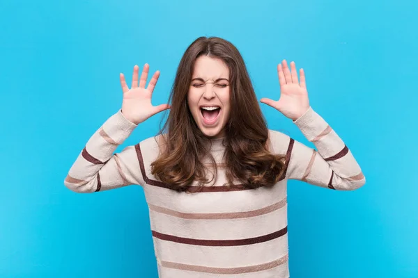 Joven Bonita Mujer Gritando Pánico Ira Conmocionada Aterrorizada Furiosa Con — Foto de Stock