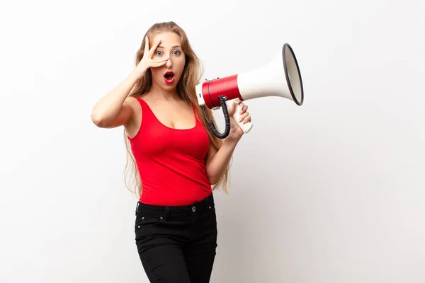 Yound Blonde Vrouw Kijken Geschokt Bang Doodsbang Bedekken Gezicht Met — Stockfoto