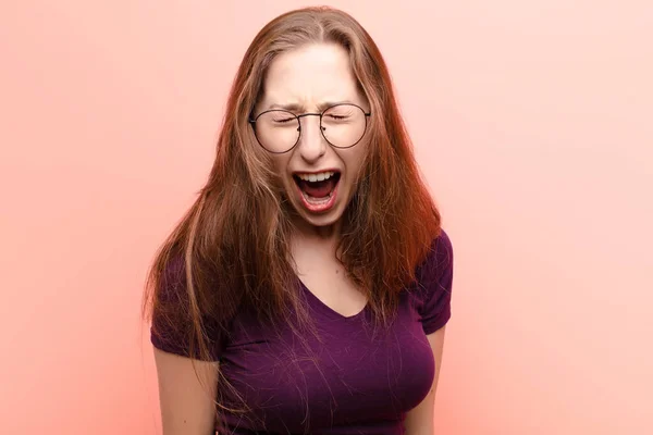 Vaše Blondýnka Křičí Agresivně Vypadá Velmi Rozzlobeně Frustrovaně Rozhořčeně Nebo — Stock fotografie