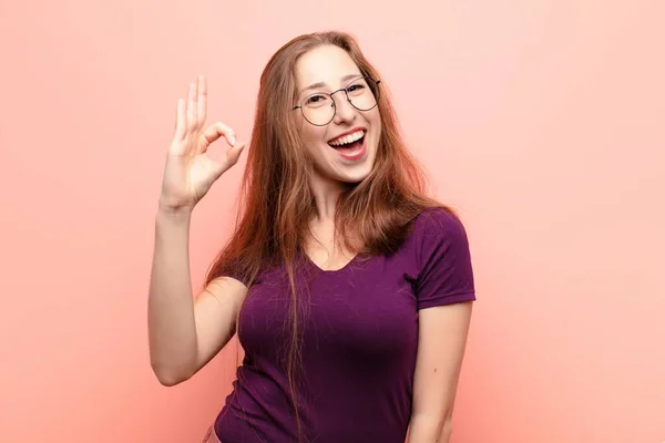 Yound Blonde Vrouw Voelt Zich Succesvol Tevreden Glimlachen Met Mond — Stockfoto