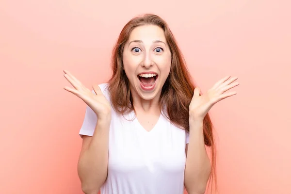 Genç Sarışın Kadın Şok Olmuş Heyecanlı Gülüyor Şaşırmış Mutlu Beklenmedik — Stok fotoğraf