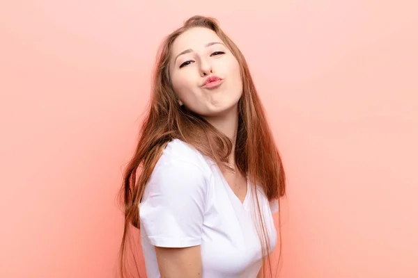 Genç Sarışın Kadın Dudaklarını Birbirine Bastırıyor Tatlı Eğlenceli Mutlu Sevimli — Stok fotoğraf