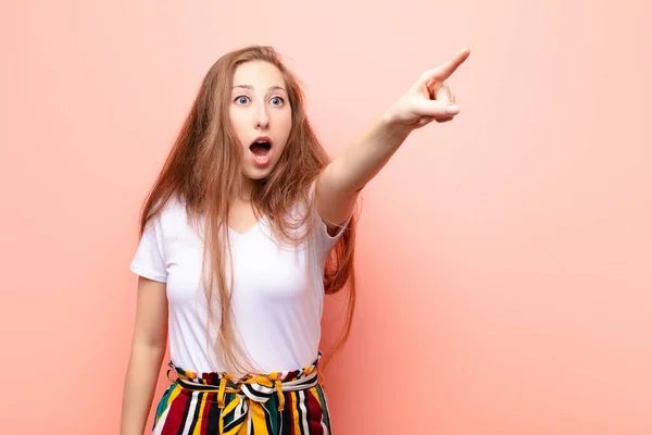 Genç Sarışın Kadın Şaşkın Şaşırmış Hissediyor Hayranlıkla Yukarı Bakıyor Şaşırmış — Stok fotoğraf
