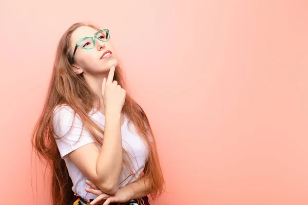 Yound Mulher Loira Sentindo Pensativo Perguntando Imaginando Idéias Sonhando Diurno — Fotografia de Stock