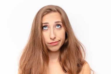 Genç, güzel bir kadın merak ediyor, mutlu düşünceler ve fikirler düşünüyor, hayal kuruyor, kenarda yer arıyor.