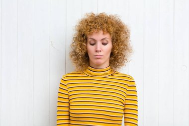 Genç, güzel bir kadın merak ediyor, mutlu düşünceler ve fikirler düşünüyor, hayal kuruyor, kenarda yer arıyor.