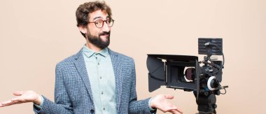 Televizyon sunucusu şaşkın ve şaşkın hissediyor, şüpheci, farklı seçenekleri tartıyor ya da komik ifadeyle seçiyor