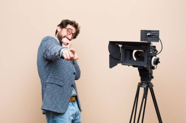 Televizyon sunucusu sana gülüyor, kamerayı işaret ediyor ve seninle dalga geçiyor ya da alay ediyor.