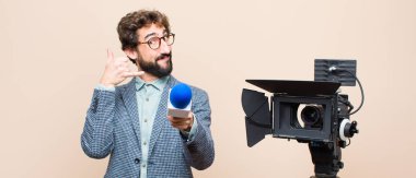 Televizyon sunucusu neşeli bir şekilde gülümsüyor ve kamerayı işaret ediyor. Daha sonra seni arıyor, telefonla konuşuyor.