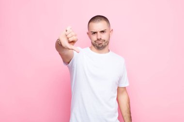 Huysuz, sinirli, sinirli, hayal kırıklığına uğramış ya da canı sıkkın genç bir adam.