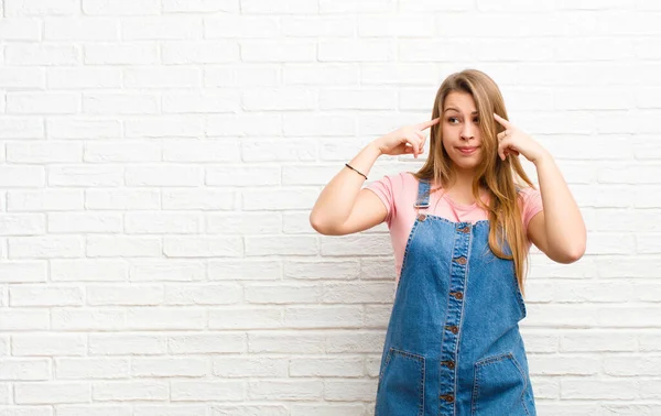 Ung Blond Kvinna Tittar Koncentrerad Och Tänker Hårt Idé Föreställa — Stockfoto