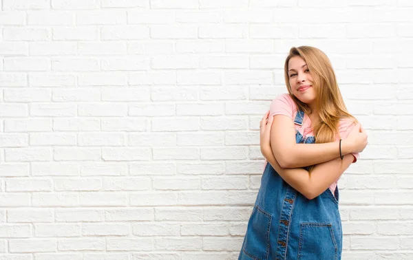 Giovane Donna Bionda Innamorata Sorridente Coccolarsi Abbracciarsi Rimanere Single Essere — Foto Stock