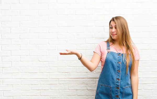 Giovane Donna Bionda Sente Felice Sorridente Con Disinvoltura Guardando Oggetto — Foto Stock