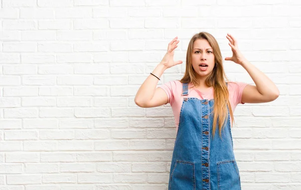 Ung Blond Kvinna Skriker Med Händerna Upp Luften Känner Sig — Stockfoto