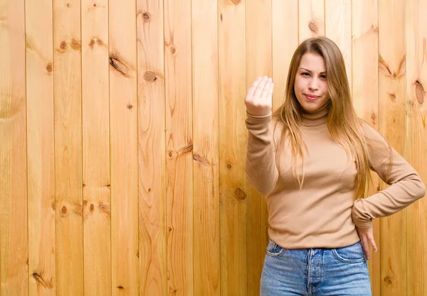 Giovane Donna Bionda Che Capriccio Gesto Denaro Dicendoti Pagare Tuoi — Foto Stock