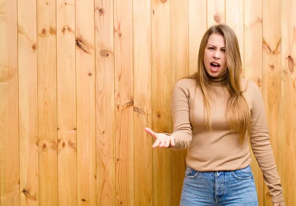 Jong Blond Vrouw Zoek Boos Geïrriteerd Gefrustreerd Schreeuwen Wtf Wat — Stockfoto