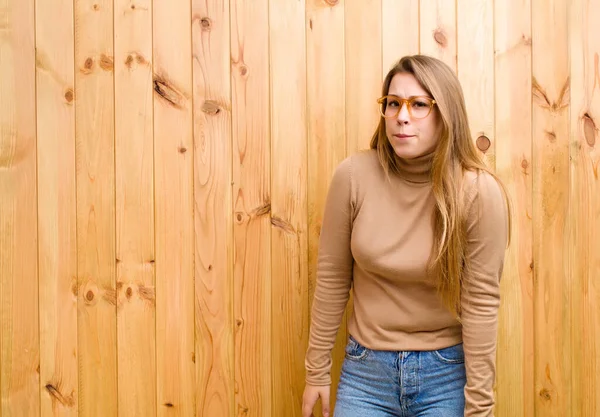 Young Blonde Woman Goofy Crazy Surprised Expression Puffing Cheeks Feeling — Stock Photo, Image