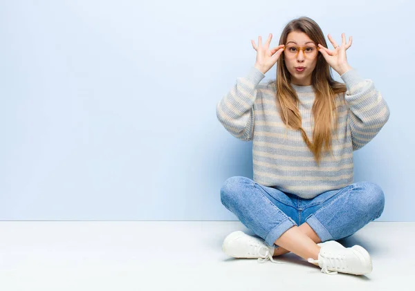 Ung Blond Kvinna Känsla Chockad Förvånad Och Förvånad Hålla Glasögon — Stockfoto